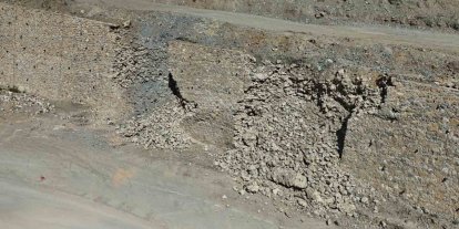Sarıcakaya yolunun istinat duvarı yıkıldı