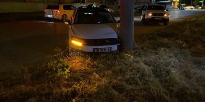 Kontrolden çıkan otomobil direğe çarptı, sürücü yaralandı