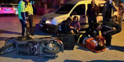 Panik yapan motokurye motosikletle birlikte devrilerek yaralandı