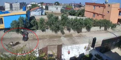 Hatay’da motosikletle tek teker yapan gençlerin duvara çarptığı anlar kamerada