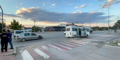 Karaman’da 2 kişinin yaralandığı kaza güvenlik kamerasına yansıdı