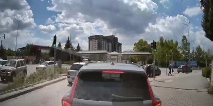 Yeşil ışıkta ilerlemeyen sürücü trafiği kilitledi