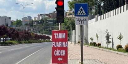 Bilecik’te trafik ışıklarına asılan reklamlar tepkilere neden oldu