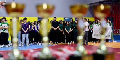 Körfez’de liseler arası voleybol turnuvasının şampiyonları kupalarını aldı