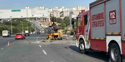 Küçükçekmece’de iş makinesini taşıyan çekici devrildi, sürücü hayatını kaybetti