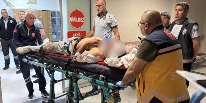 Motosiklet, elektrik direğine çarptı: 1’i ağır 2 yaralı