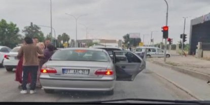 Adana’da trafikte kadınlı erkekli kavga kameraya yansıdı