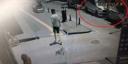 Hafif ticari araçlar çarpıştı, kaza anı kameraya yansıdı