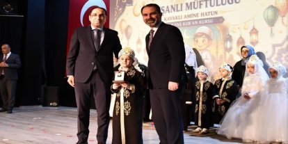 Kur’an kursunu başlarına taç takarak tamamladılar