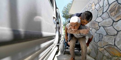 Engelli oğlunu sırtında taşıyan babanın yol sorunu çözüldü