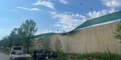 Alkollü sürücünün kullandığı araç askeri birliğin bahçesine uçtu