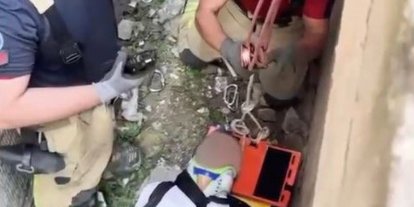 Zeytinburnu’nda 5 metre yükseklikten boşluğa düşen şahsın kurtarılma anı kameraya yansıdı