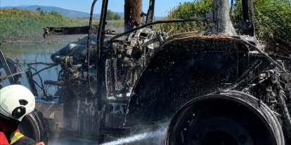 Söke’de yanan traktörden geriye hurda yığını kaldı