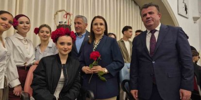 Sepet şeklinde tasarlanan insan saçında çikolata ikramı