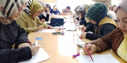 Veliler sınav sıralarına çocukları için oturdu