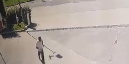 Kargadan kaçarken taklalar attı, o anlar kamerada