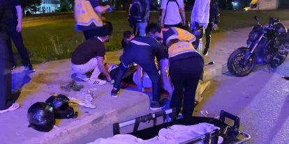 Motosiklet sürücüsü, emniyet şeridinde bekleyen motosikletlere çarptı: 3 yaralı