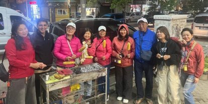 Yüksekova’da Taylandlı turistlere közde mısır ikramı yapıldı