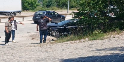 Kontrolden çıkan otomobil kaza yaptı, 2 kişi yaralandı