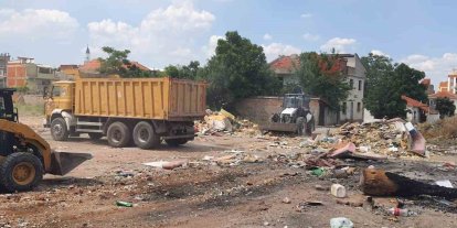 Yunusemre’de boş arazilere usulsüz dökülen 8 kamyon atık toplandı