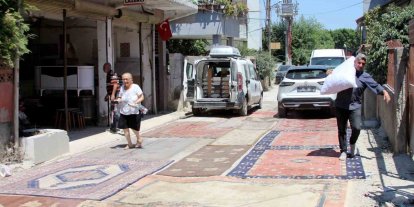 Mahallelinin toz isyanı: Yapılmayan yola halı serdiler