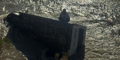 Minibüsüyle Zap Suyu’na uçan sürücü, geceyi aracının üzerinde geçirdi