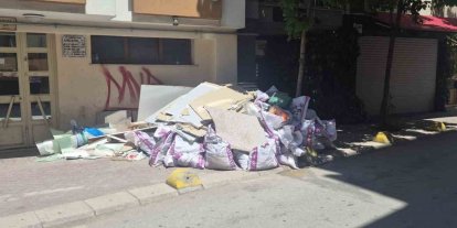 Kaldırıma sorumsuzca bırakılan inşaat artıkları
