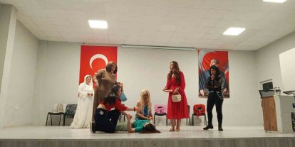 Kepsutlu kadınların oynadığı tiyatro oyunu ilgi gördü