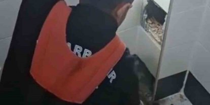 İtfaiye erleri havalandırma boşluğunda kalan kedi için seferber oldu