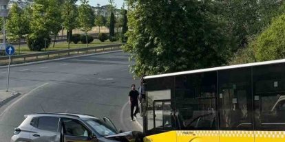 Motosiklete çarpmamak için manevra yapınca karşı şeride geçip otobüse çarptı: 1 yaralı