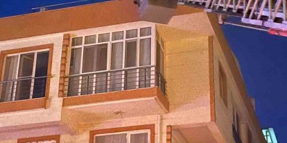 Lapseki’de 4 katlı apartmanda yangın: Çatıda mahsur kalan 4 kişi kurtarıldı
