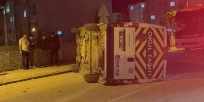 Otomobilin çarptığı işçi servisi yan yattı: 7 yaralı