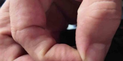 Son kullanma tarihi geçen ürünlerin üzerlerini siyah bantla kapatan işletme sahibi söylediğiyle hayrete düşürdü
