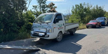 Freni boşalan kamyonet tarım aracına çarptı: 1 yaralı