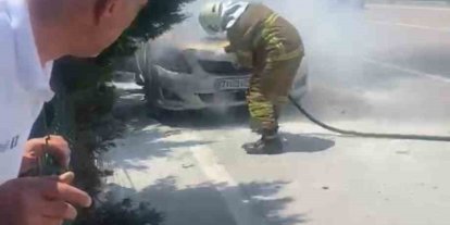Seyir halindeki otomobilin motor kısmında yangın çıktı