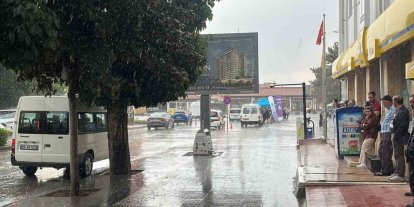 Çorum’da aniden bastıran sağanak vatandaşlara zor anlar yaşattı