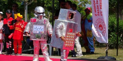 Mersin’de atıklar tasarıma dönüştü, çocuklar podyuma çıktı