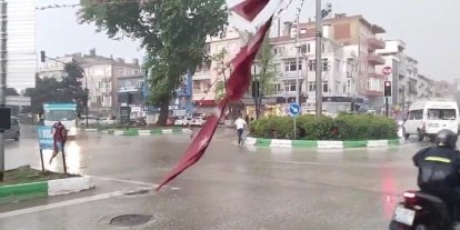 Bursa’da sel...Duyarlı vatandaşlar sele rağmen yırtılan Türk Bayrağını yerden kaldırdı