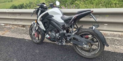 Motosiklet virajda savruldu sürücü ağır yaralı