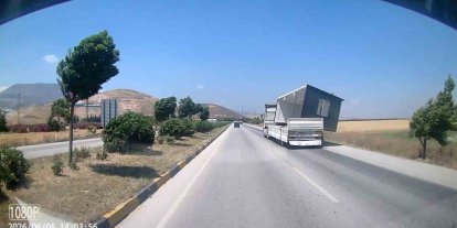 Fırtınanın, tırda taşınan konteyneri uçurduğu anlar kamerada