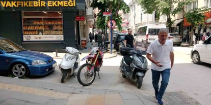 Görme engelli yolunu işgal etti