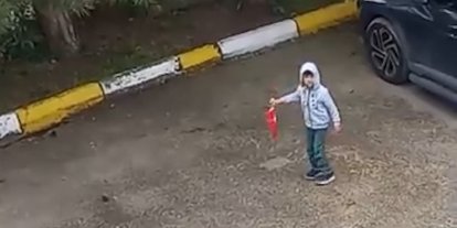 5 yaşındaki çocuk yerde gördüğü Türk bayrağını koşarak kaldırdı