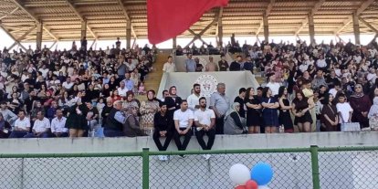 Devrek’te Üniversite öğrencileri mezuniyetlerini kep atarak kutladılar