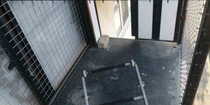 Asansörde mahsur kalan yaşlı kadın kendini kurtaranlara ve devlete bol bol dua etti