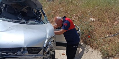 Hafif ticari araç takla attı: 1 ölü, 1 yaralı