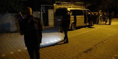 İki oğluyla gittiği ev baskınında bıçaklandı