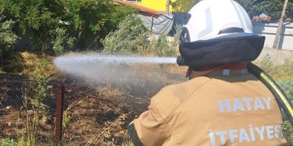 Hatay’da bahçe yangını itfaiye ekipleri tarafından söndürüldü