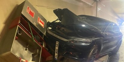 Avrasya Tüneli’nde otomobil, itfaiyeye ait yangın panosuna çarptı