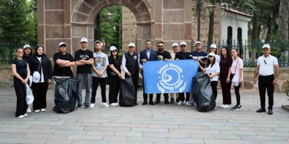 Ertuğrul Gazi Türbesi çevresinde poşet poşet çöp toplandı