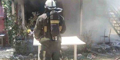 Tarladaki evde çıkan yangın itfaiye ekiplerince söndürüldü